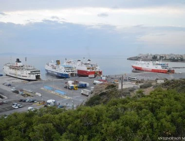 ΕΚΤΑΚΤΟ: Τρόμος (πάλι) στην Ραφήνα - Προσέκρουσε πλοίο στο λιμάνι! (βίντεο)